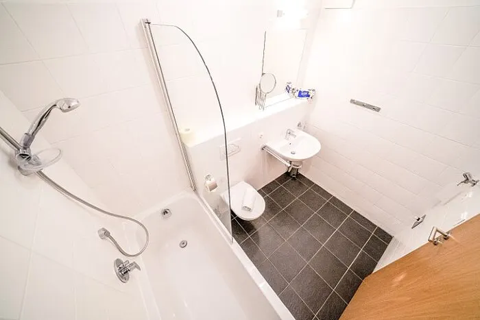 Badezimmer mit Dusche im STEINADLER