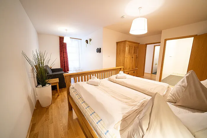 Zweites Schlafzimmer mit Doppelbett im STEINADLER