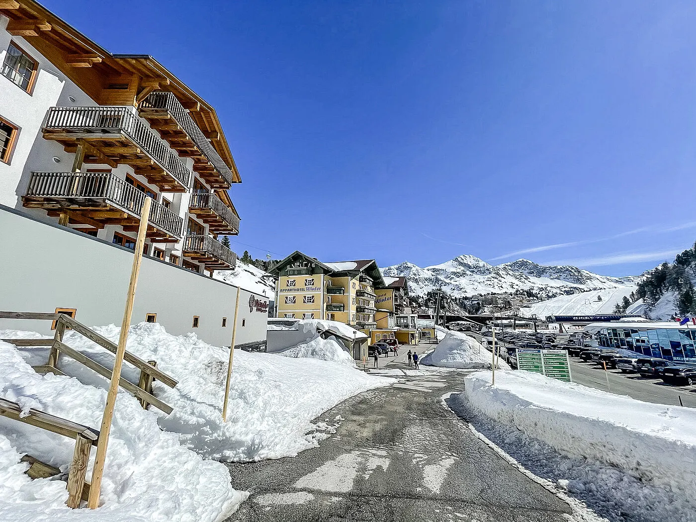 Das STEINADLER Apartment in Obertauern von außen, umgeben von Schnee