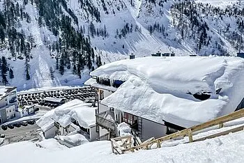 Verschneite Dächer und Winterpanorama in Obertauern